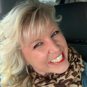 Meet your Posher, Lonna